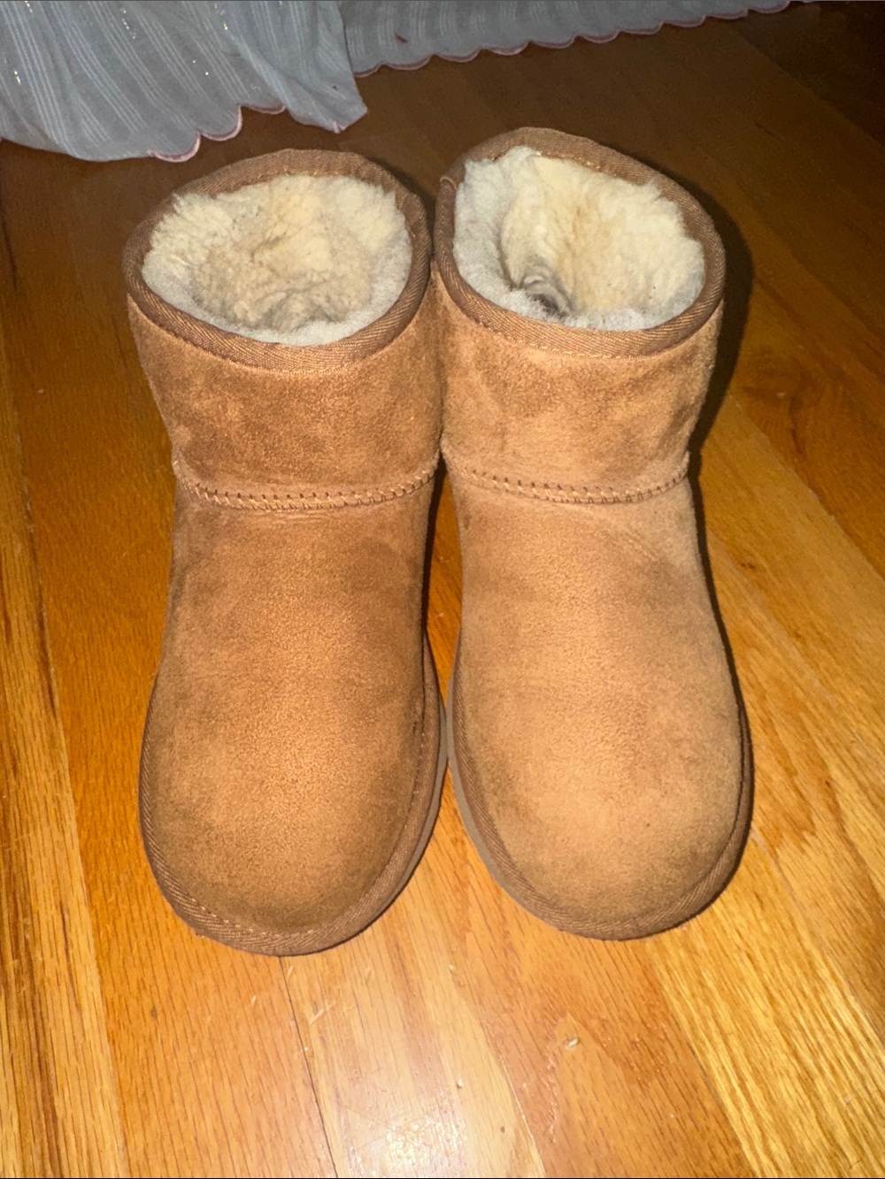 UGG Kids Classic Short Chestnut Suede Shearling Boots fits women 8